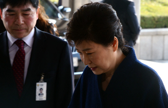 헌정 사상 처음으로 파면된 박근혜 전 대통령이 21일 서울 서초구 서울지방검찰청에 피의자 신분으로 출석, 하고 짤막하게 입장을 밝힌 후 청사로 들어가고 있다. 전직 대통령이 범죄 혐의로 검찰 수사를 받는 것은 1995년 전두환, 노태우 전 대통령, 2009년 노무현 전 대통령에 이어 네번째다. 이날 검찰은 박 전 대통령의 뇌물수수, 직권남용 등 13개 혐의에 대해 조사한다. 사진공동취재단